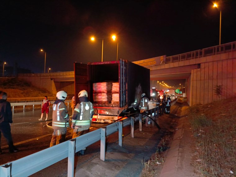 Başakşehir Kuzey Marmara Otoyolu'nda TIR yangını!