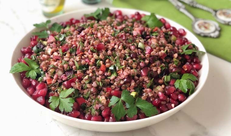 Sağlıklı ve doyurucu: Taze otlu karabuğday salatası tarifi