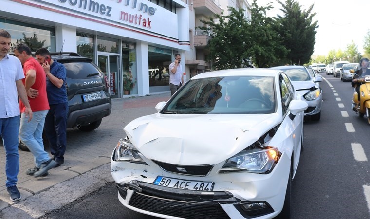 Sınava gidenlerin içinde bulunduğu 3 araç kaza yaptı: Öğrencileri polis yetiştirdi