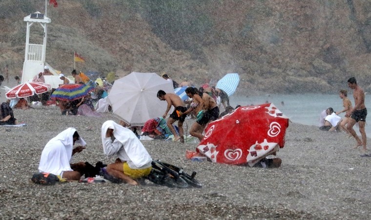 Sıcaktan bunalanlar denizde yağmura yakalandı