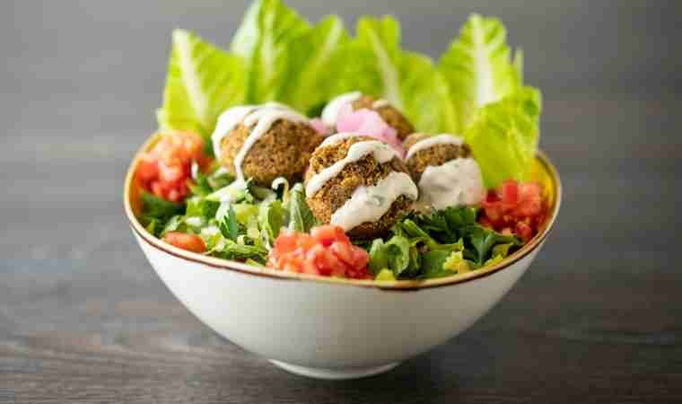 Hem az kalorili hem enfes... Falafel salatası tarifi!