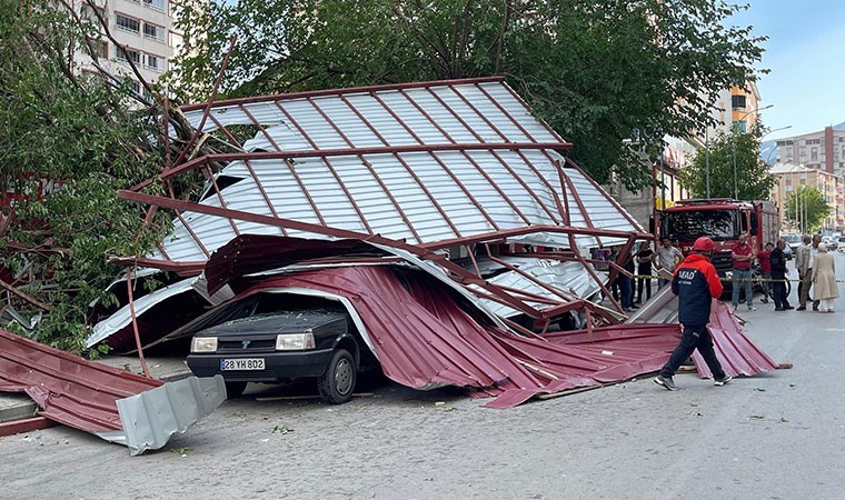 Muş'ta fırtına çatıları uçurdu: 3 araç zarar gördü