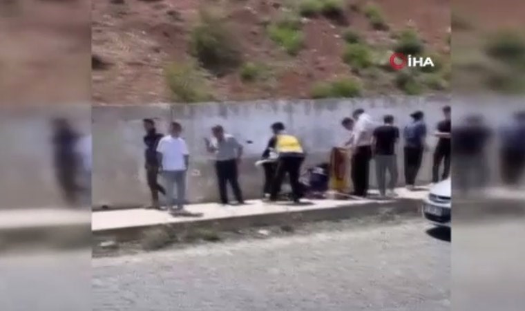 YKS dönüşü feci kaza: Evlerine giderken kapısı açık araçtan düştüler!