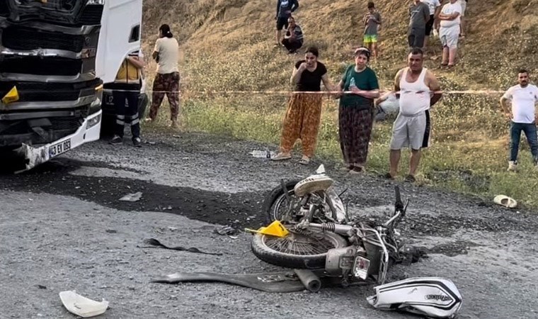 Çanakkale'de kamyon ile motosiklet çarpıştı: 2 ölü