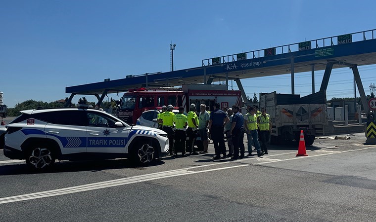 Çekmeköy'de kamyonet gişelere çarptı: 1'i ağır 3 yaralı