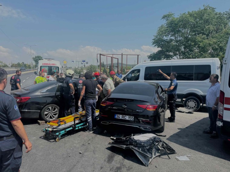 Tuzla'da kavşağa giren otomobil kaza yaptı: 2'si çocuk 3 yaralı