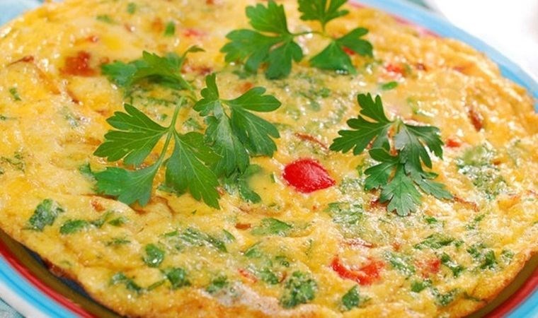 15 dakikada hazırlayabileceğiniz pratik kahvaltılık: Sebzeli omlet tarifi...