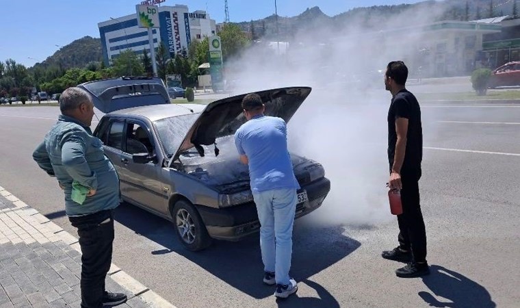 Seyir halindeki araçta çıkan yangın paniğe neden oldu