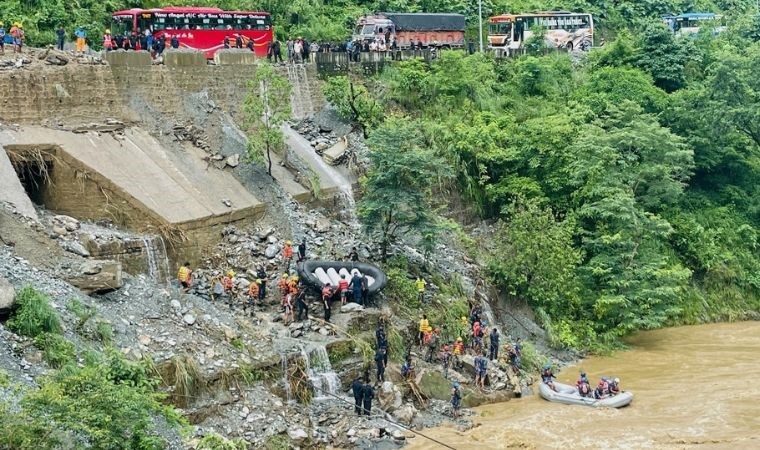 Şiddetli yağışlar heyelana yol açtı, iki yolcu otobüsü nehre sürüklendi!