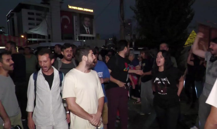 Sokak hayvanlarıyla ilgili yasa teklifi AKP İl Başkanlığı önünde protesto edildi