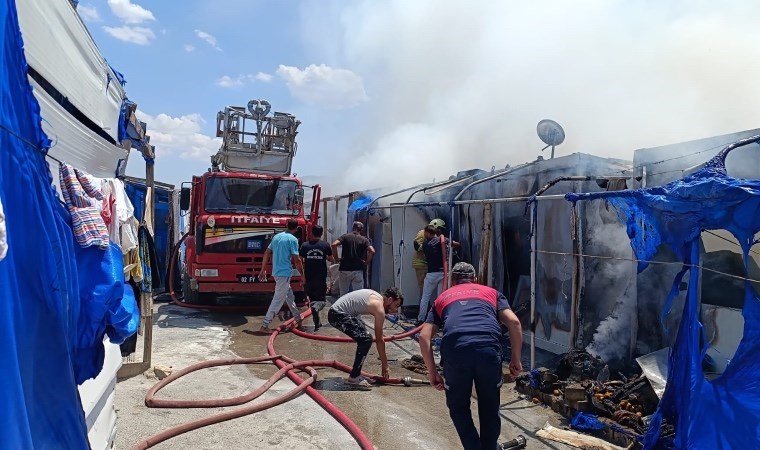 Adıyaman'da depremzedelerin yaşadığı konteynerler alev alev yandı