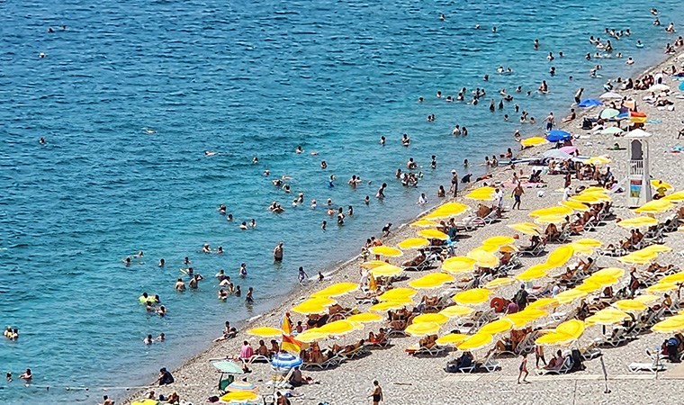 Antalya'da yüksek nem ve sıcak hava bunalttı, sahiller doldu