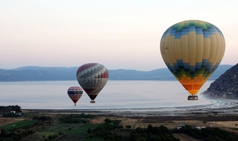 Salda Gölü'nün güzelliğini, sıcak hava balonlarıyla keşfettiler