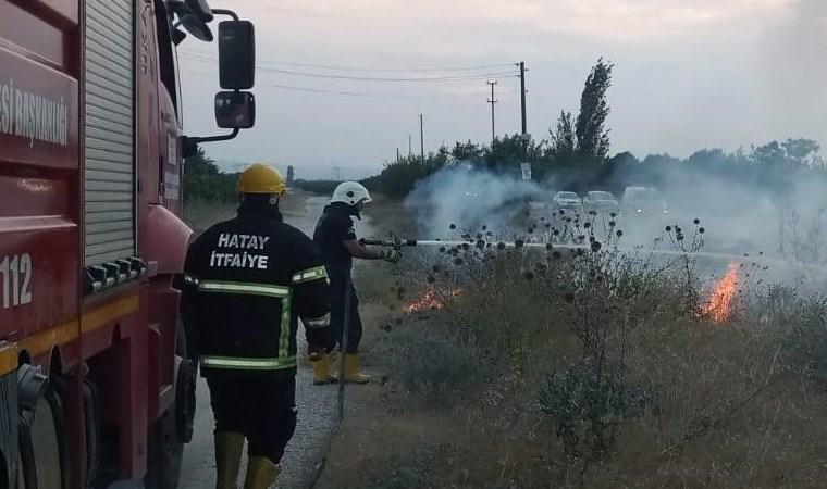 Erzin’de doğalgaz borusu üzerindeki otluk alanda yangın paniği!