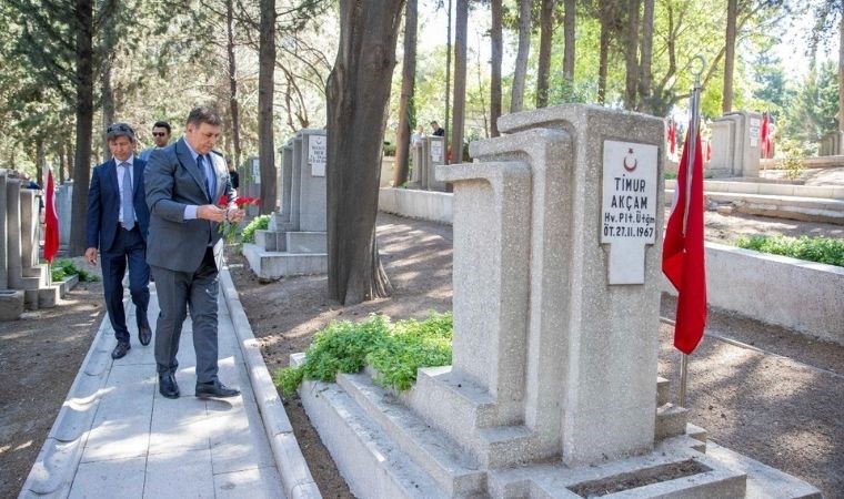 Başkan Tugay şehitlerin kabrine karanfil bıraktı