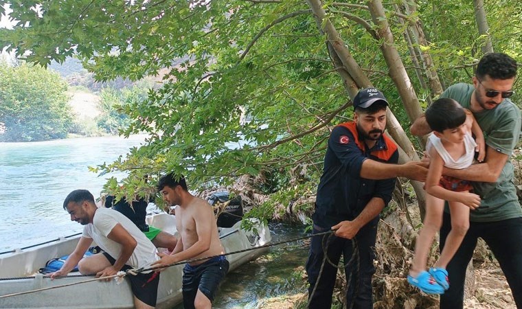 Dicle Nehri’nde mahsur kalan 10 kişilik aile kurtarıldı