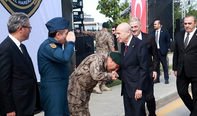 El öpme' skandalında yeni görüntüler... Özel Harekat Başkanlığı'nı ziyaret eden Bahçeli'nin elini öpmek için sıraya girmişler! - Son Dakika Siyaset Haberleri | Cumhuriyet