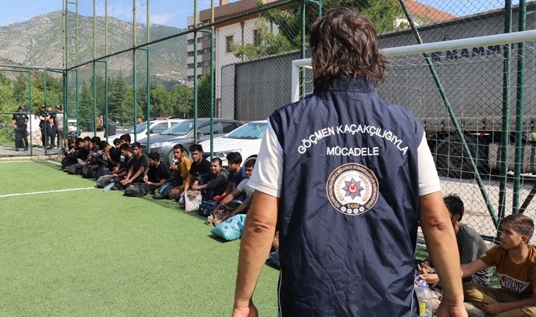 Kaçak göçmenleri taşıyan TIR'ın şoförü tutuklandı