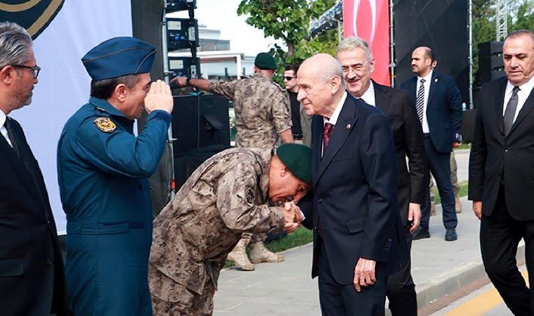 Güç gösterisi mi? Bahçeli'nin 'el öptürdüğü' anlar gündemde... Murat Yetkin: 'Erdoğan bunu gözden kaçırmaz'