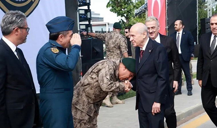 MHP'den Özgür Özel'e 'el öpme' yanıtı: ‘FETÖ artıklarının suflelerini tekrarlıyor’