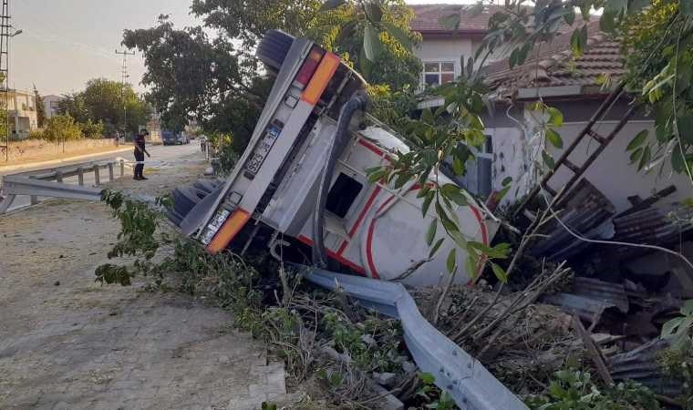 Tanker evlerine çarptı; bomba patlaması ya da deprem olduğunu sandılar