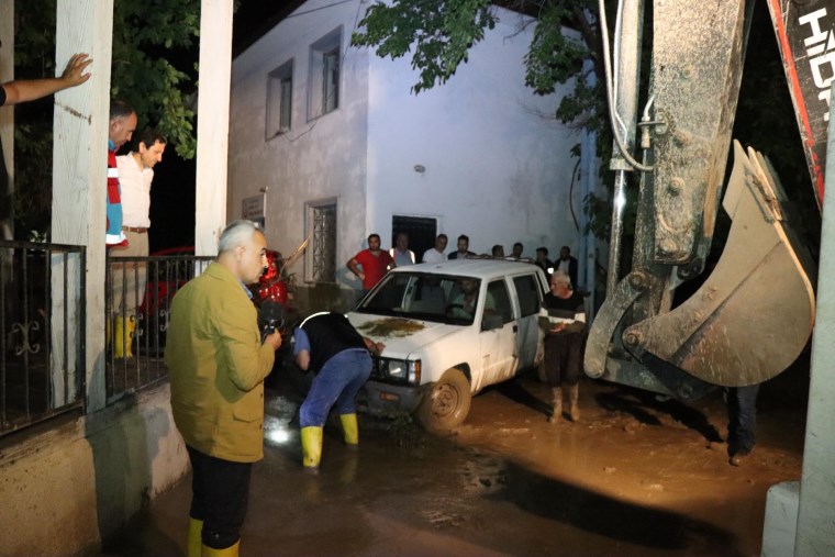 Erzurum'u sel vurdu: Okul, sağlık ocağı ve 10 ev hasar gördü