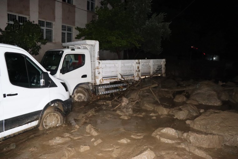 Erzurum'u sel vurdu: Okul, sağlık ocağı ve 10 ev hasar gördü