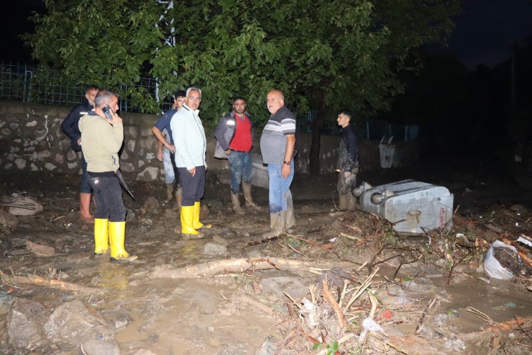 Erzurum'u sel vurdu: Okul, sağlık ocağı ve 10 ev hasar gördü