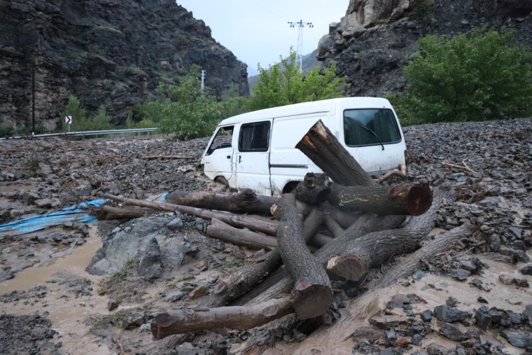 Erzurum'u sel vurdu: Okul, sağlık ocağı ve 10 ev hasar gördü