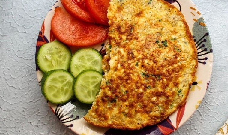 Gün boyu tok kalmanızı sağlayacak nefis lezzet: Yulaflı omlet tarifi...