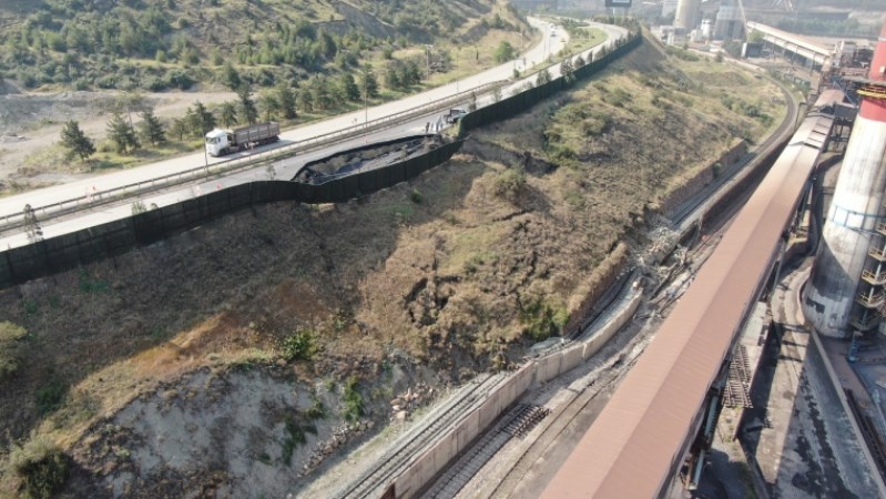 Karayolu çöktü, demir yolu ulaşıma kapandı!