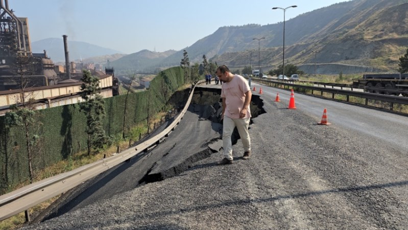 Karayolu çöktü, demir yolu ulaşıma kapandı!