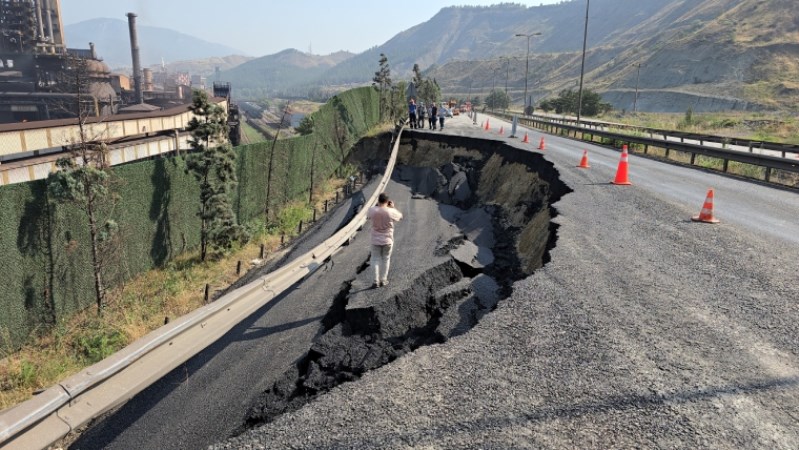 Karayolu çöktü, demir yolu ulaşıma kapandı!