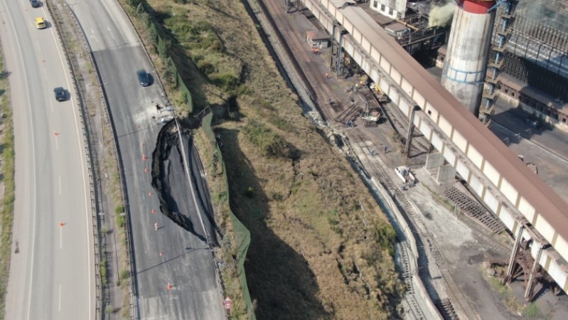 Karayolu çöktü, demir yolu ulaşıma kapandı!