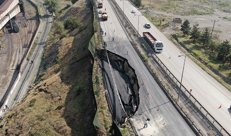 Karayolu çöktü, demir yolu ulaşıma kapandı!