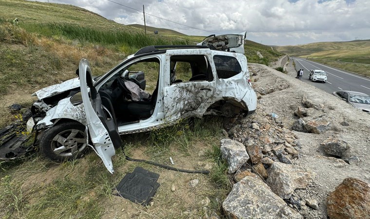 Takla atan araç 3 metrelik istinat duvarının üzerine çıktı: 3 yaralı