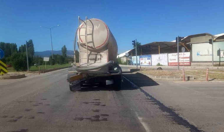 Otomobil kamyona arkadan çarptı: 2 ölü, 1 yaralı