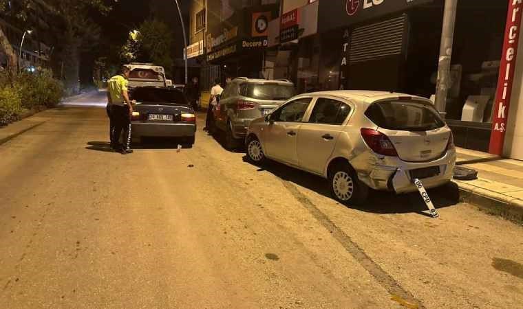 Kontrolden çıkan araç, park halindeki otomobillere çarptı