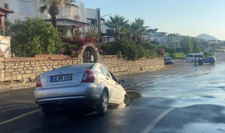 İsale hattı patladı, çukura otomobil düştü