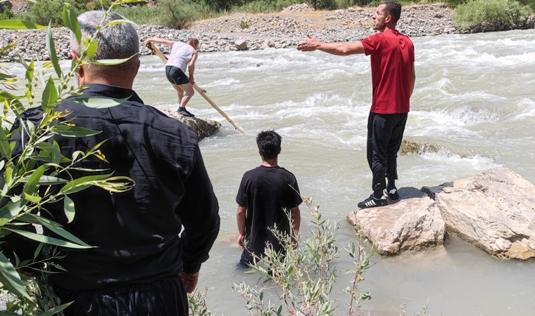 Zap Suyu’nda balık avlayan genç akıntıya kapıldı