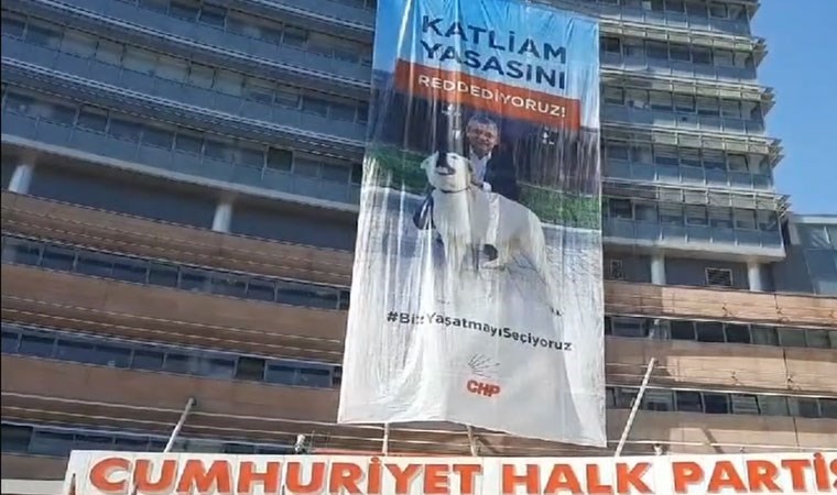 CHP Genel Merkezi'nde 'Katliam yasasını reddediyoruz' pankartı