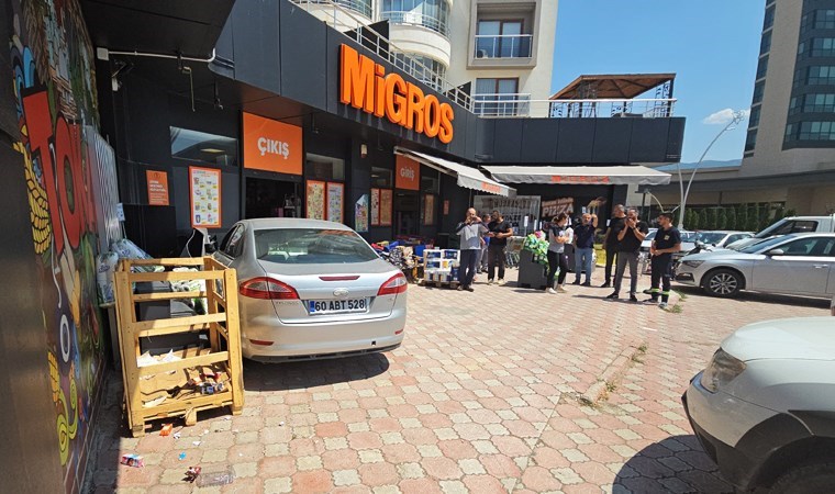 Direksiyon hakimiyetini kaybeden araç Migros’a girdi