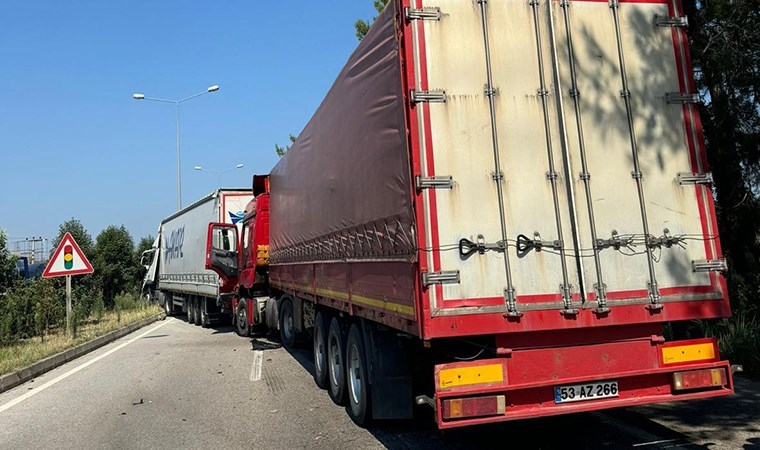 3 TIR birbirine girdi: Kara yolu kapandı