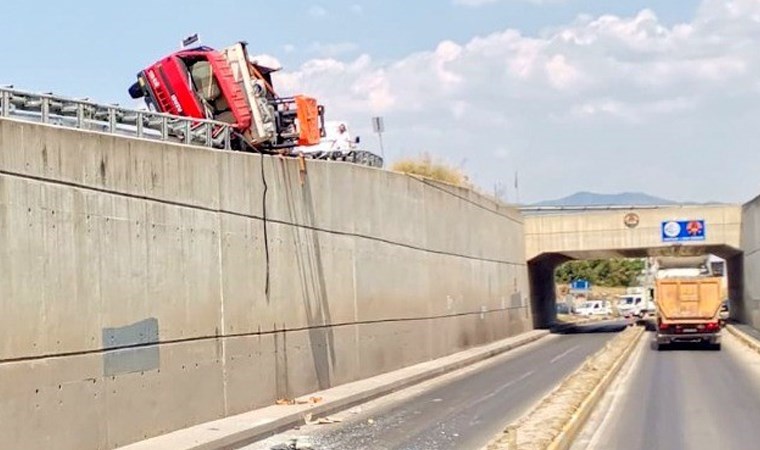 Kamyonet demir korkuluklara asılı kaldı: 1 yaralı