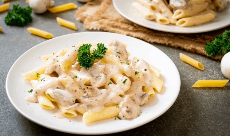 Mantarlı enfes penne makarna... Akşam yemeklerine pratik alternatif!