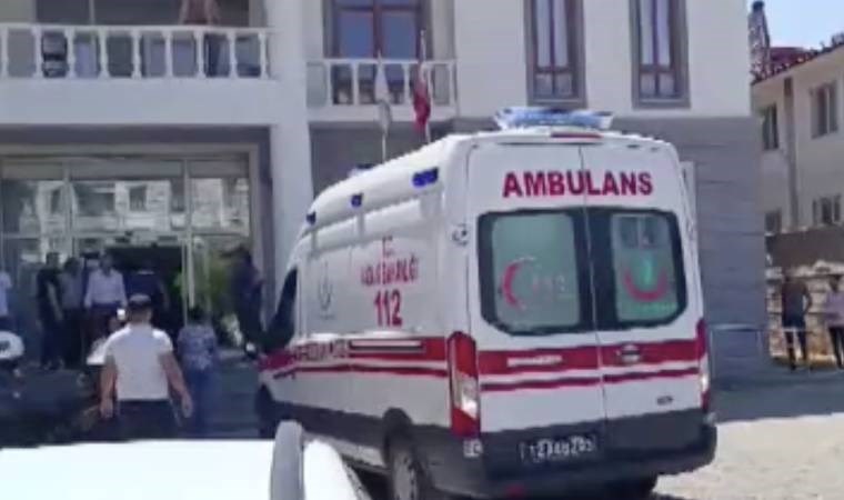 Madde bağımlısı kişi sokaktakilere saldırdı: 2 ağır 9 yaralı