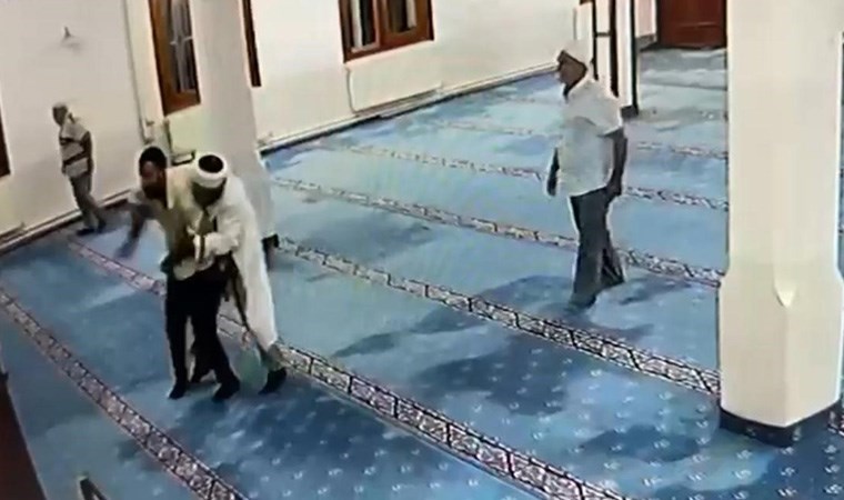 Camide bıçakla kendini kesmeye çalıştı, imam müdahale etti