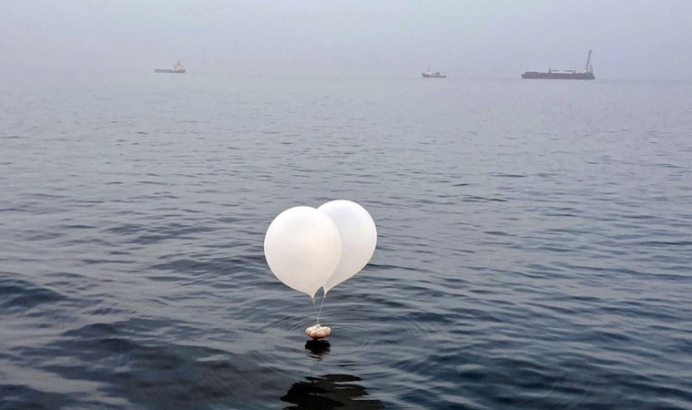 Yüzlerce çöp balonu göndermişti... Hava trafiğini aksattı