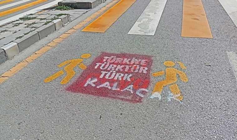 Van'da Kürtçe trafik uyarılarının üzerine 'Türkiye Türk’tür, Türk kalacak' yazıları yazıldı