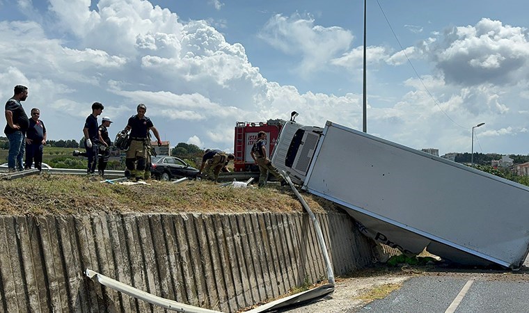 Büyükçekmece'de kamyon yan yola devrildi: Yan yol trafiğe kapatıldı